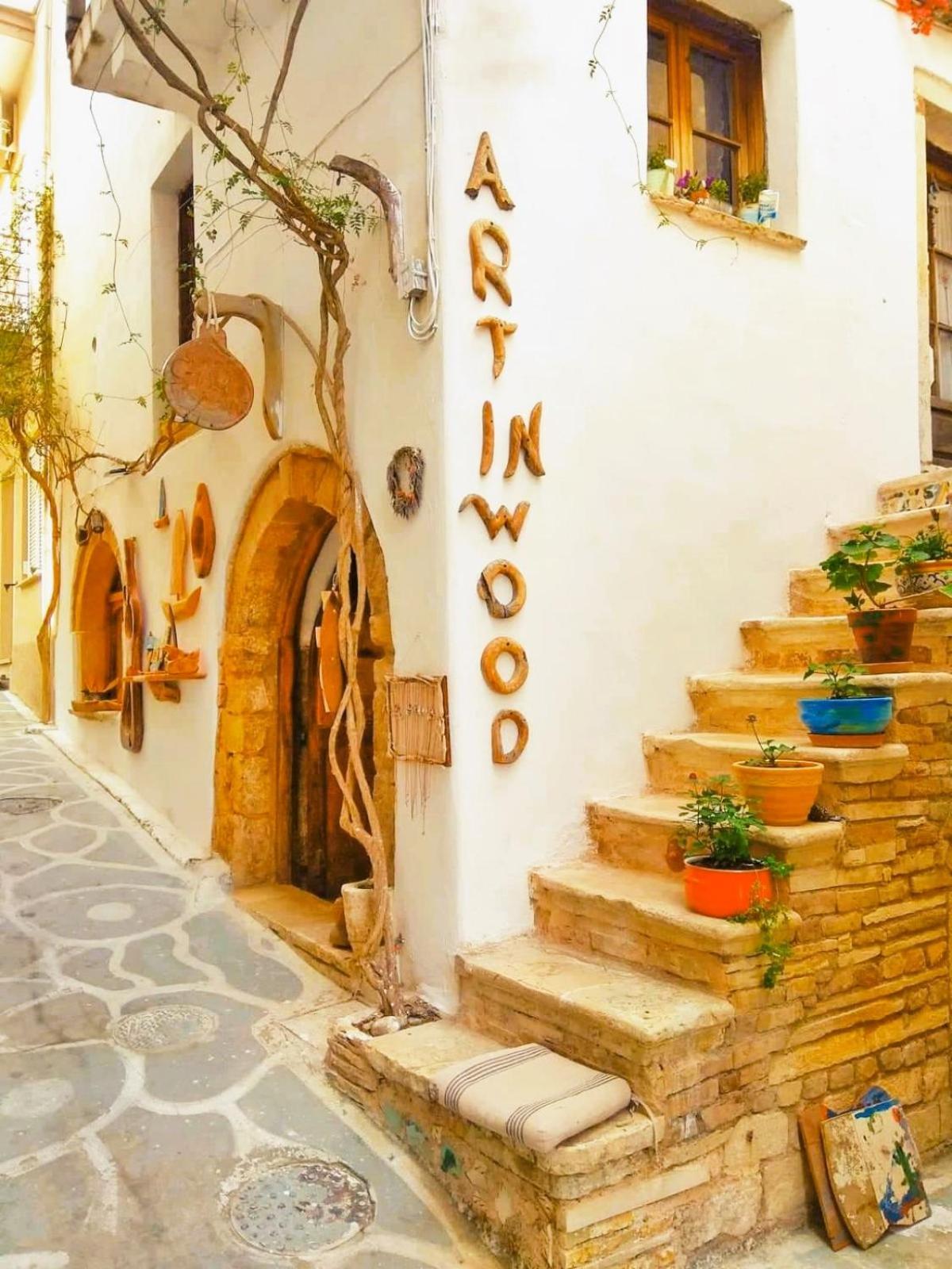 Chaos Wooden Art House. Villa